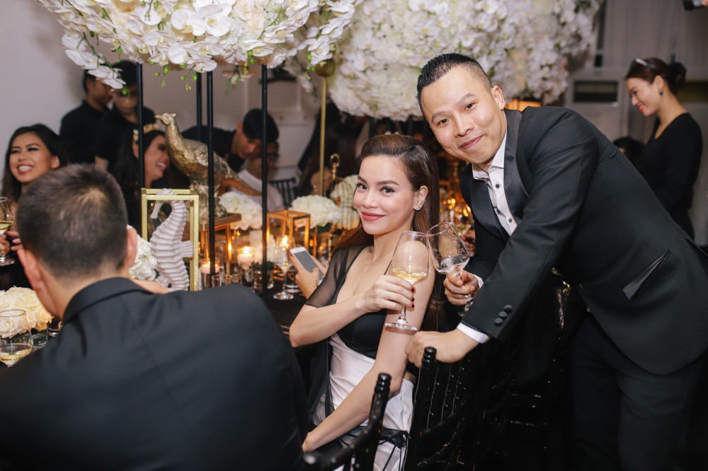 Hồ Ngọc Hà hiếm hoi xuất hiện cạnh Lệ Quyên trong cùng một khung hình, cả hai cười rất vui vẻ - Ảnh 4. Hồ Ngọc Hà hiếm hoi xuất hiện cạnh Lệ Quyên trong cùng một khung hình, cả hai cười rất vui vẻ - Ảnh 4.