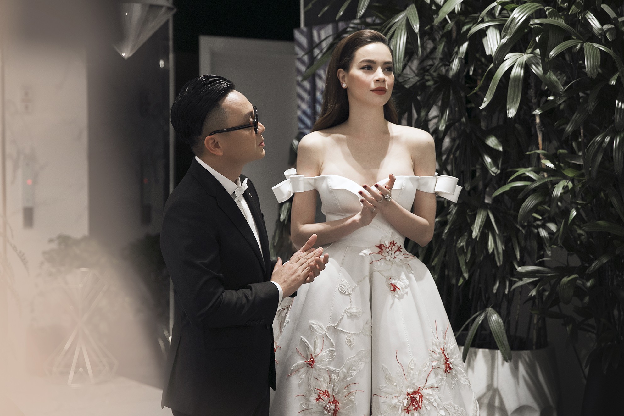 Rất lâu rồi mới trở lại sàn diễn thời trang, Hà Hồ đảm nhận luôn vị trí vedette trong show ra mắt BST mới của NTK Công Trí - Ảnh 1. Rất lâu rồi mới trở lại sàn diễn thời trang, Hà Hồ đảm nhận luôn vị trí vedette trong show ra mắt BST mới của NTK Công Trí - Ảnh 1.