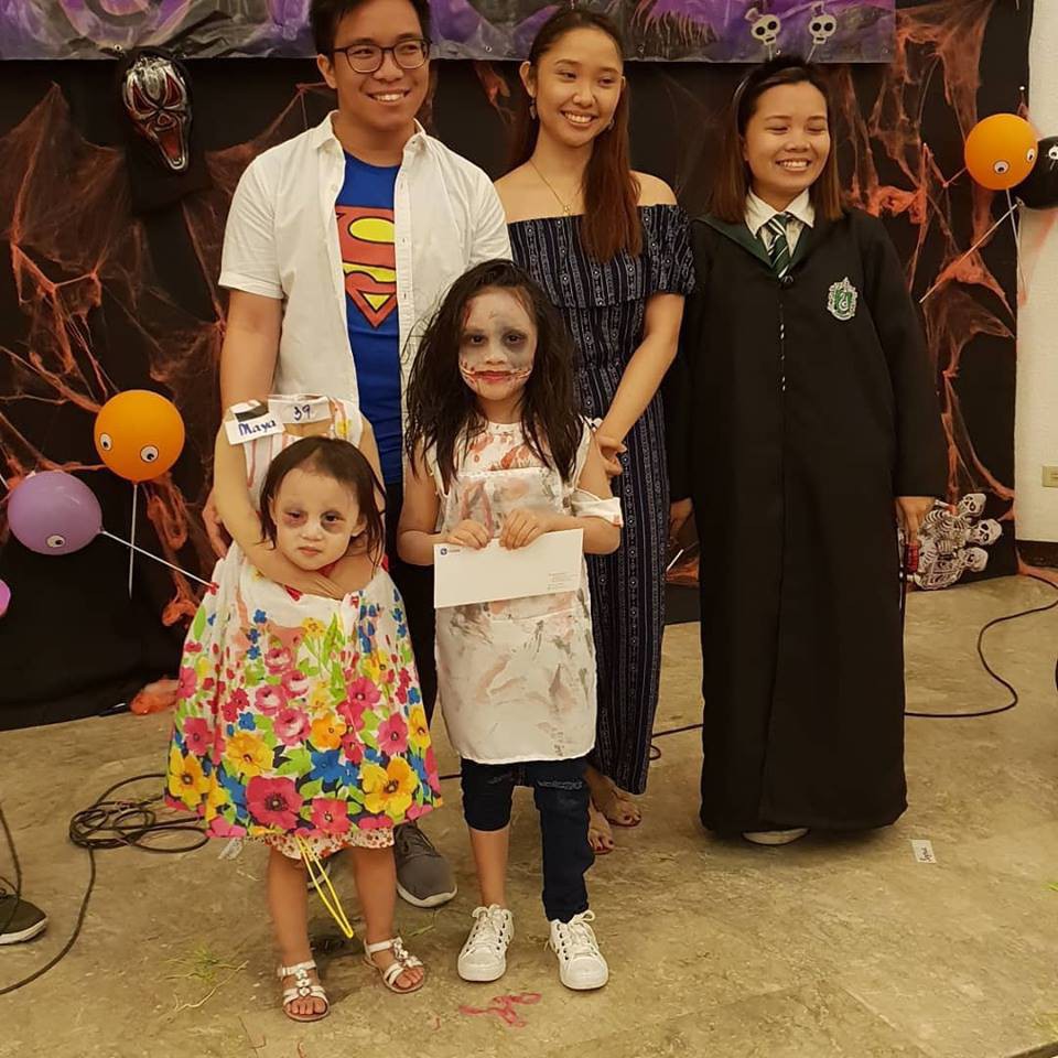 Cân hết mọi loại ma quỷ, cô bé Philippines nổi tiếng toàn cầu với màn ôm đầu đi xin kẹo Halloween - Ảnh 3. Cân hết mọi loại ma quỷ, cô bé Philippines nổi tiếng toàn cầu với màn ôm đầu đi xin kẹo Halloween - Ảnh 3.