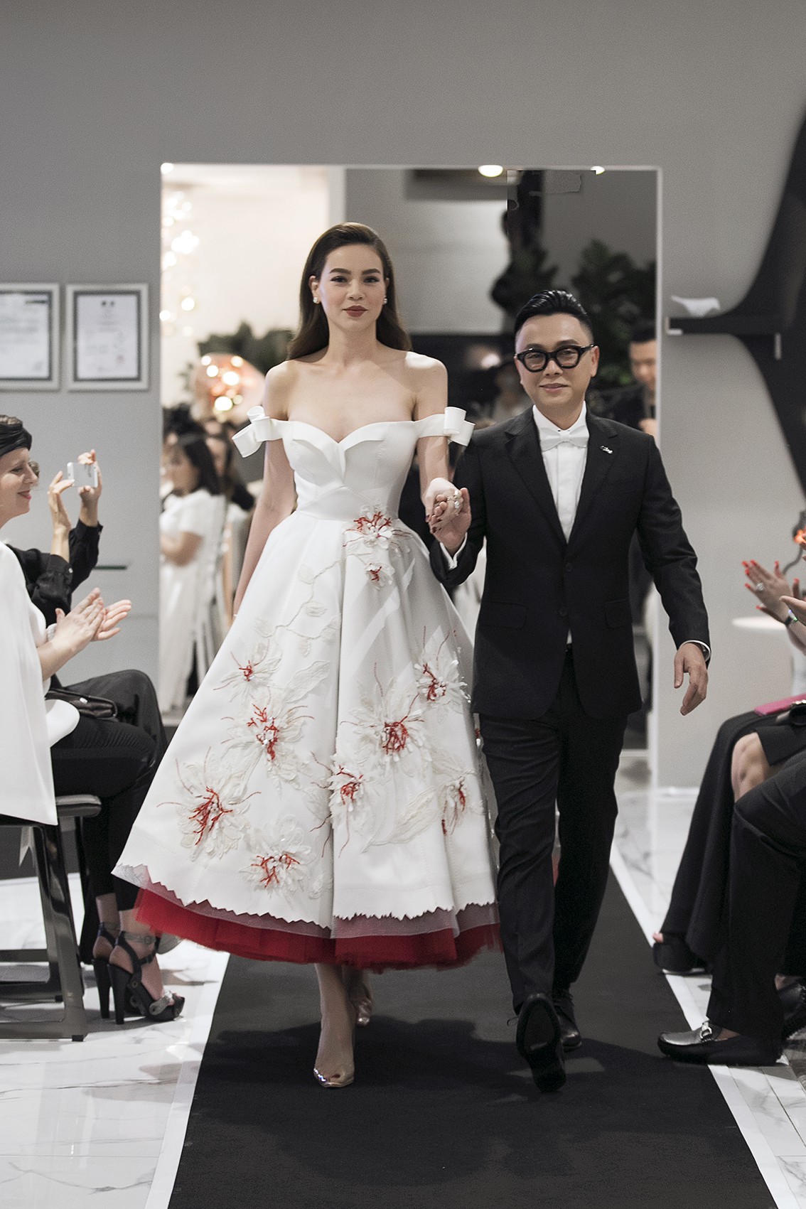 Rất lâu rồi mới trở lại sàn diễn thời trang, Hà Hồ đảm nhận luôn vị trí vedette trong show ra mắt BST mới của NTK Công Trí - Ảnh 3. Rất lâu rồi mới trở lại sàn diễn thời trang, Hà Hồ đảm nhận luôn vị trí vedette trong show ra mắt BST mới của NTK Công Trí - Ảnh 3.