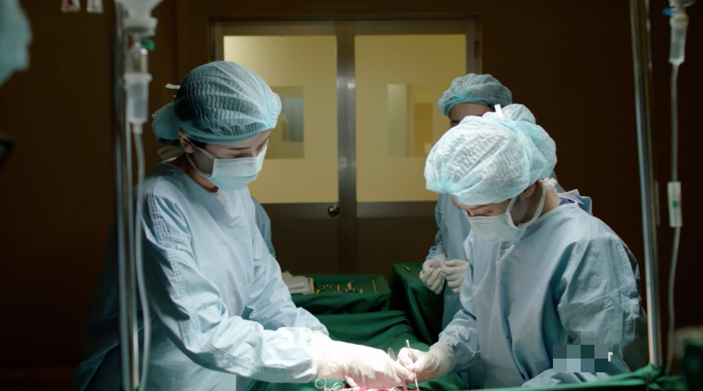 Hậu duệ mặt trời” bản Việt: Khả Ngân, Cao Thái Hà gây xúc động với màn cách ly nhưng vẫn bị chê chưa làm tới - Ảnh 4. Hậu duệ mặt trời” bản Việt: Khả Ngân, Cao Thái Hà gây xúc động với màn cách ly nhưng vẫn bị chê chưa làm tới - Ảnh 4.