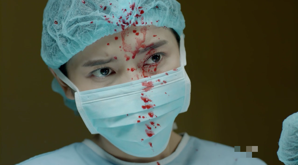 Hậu duệ mặt trời” bản Việt: Khả Ngân, Cao Thái Hà gây xúc động với màn cách ly nhưng vẫn bị chê chưa làm tới - Ảnh 5. Hậu duệ mặt trời” bản Việt: Khả Ngân, Cao Thái Hà gây xúc động với màn cách ly nhưng vẫn bị chê chưa làm tới - Ảnh 5.