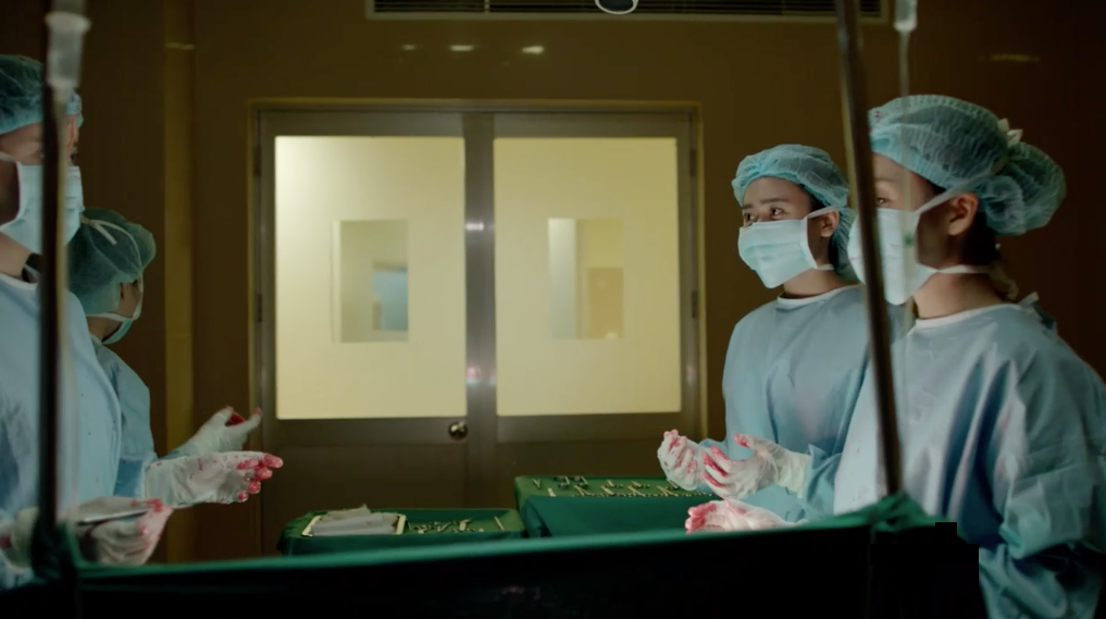 Hậu duệ mặt trời” bản Việt: Khả Ngân, Cao Thái Hà gây xúc động với màn cách ly nhưng vẫn bị chê chưa làm tới - Ảnh 16. Hậu duệ mặt trời” bản Việt: Khả Ngân, Cao Thái Hà gây xúc động với màn cách ly nhưng vẫn bị chê chưa làm tới - Ảnh 16.