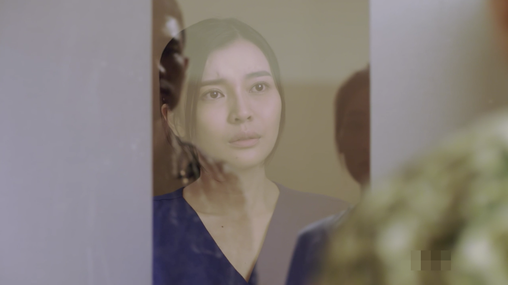 Hậu duệ mặt trời” bản Việt: Khả Ngân, Cao Thái Hà gây xúc động với màn cách ly nhưng vẫn bị chê chưa làm tới - Ảnh 12. Hậu duệ mặt trời” bản Việt: Khả Ngân, Cao Thái Hà gây xúc động với màn cách ly nhưng vẫn bị chê chưa làm tới - Ảnh 12.