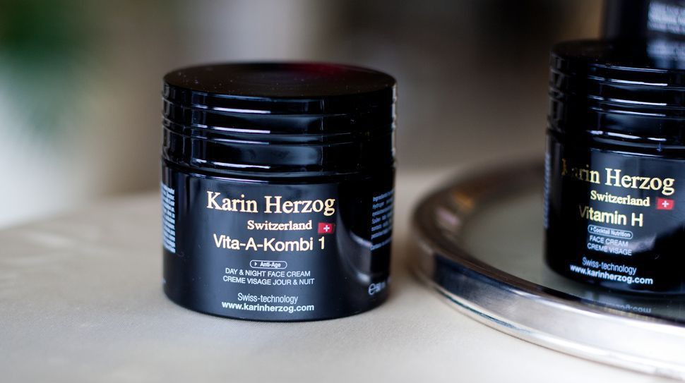 Công nương Kate chẳng bao giờ tiết lộ bí quyết dưỡng da nhưng stylist đã vô tình tiết lộ 5 sản phẩm cô sử dụng - Ảnh 3. Công nương Kate chẳng bao giờ tiết lộ bí quyết dưỡng da nhưng stylist đã vô tình tiết lộ 5 sản phẩm cô sử dụng - Ảnh 3.