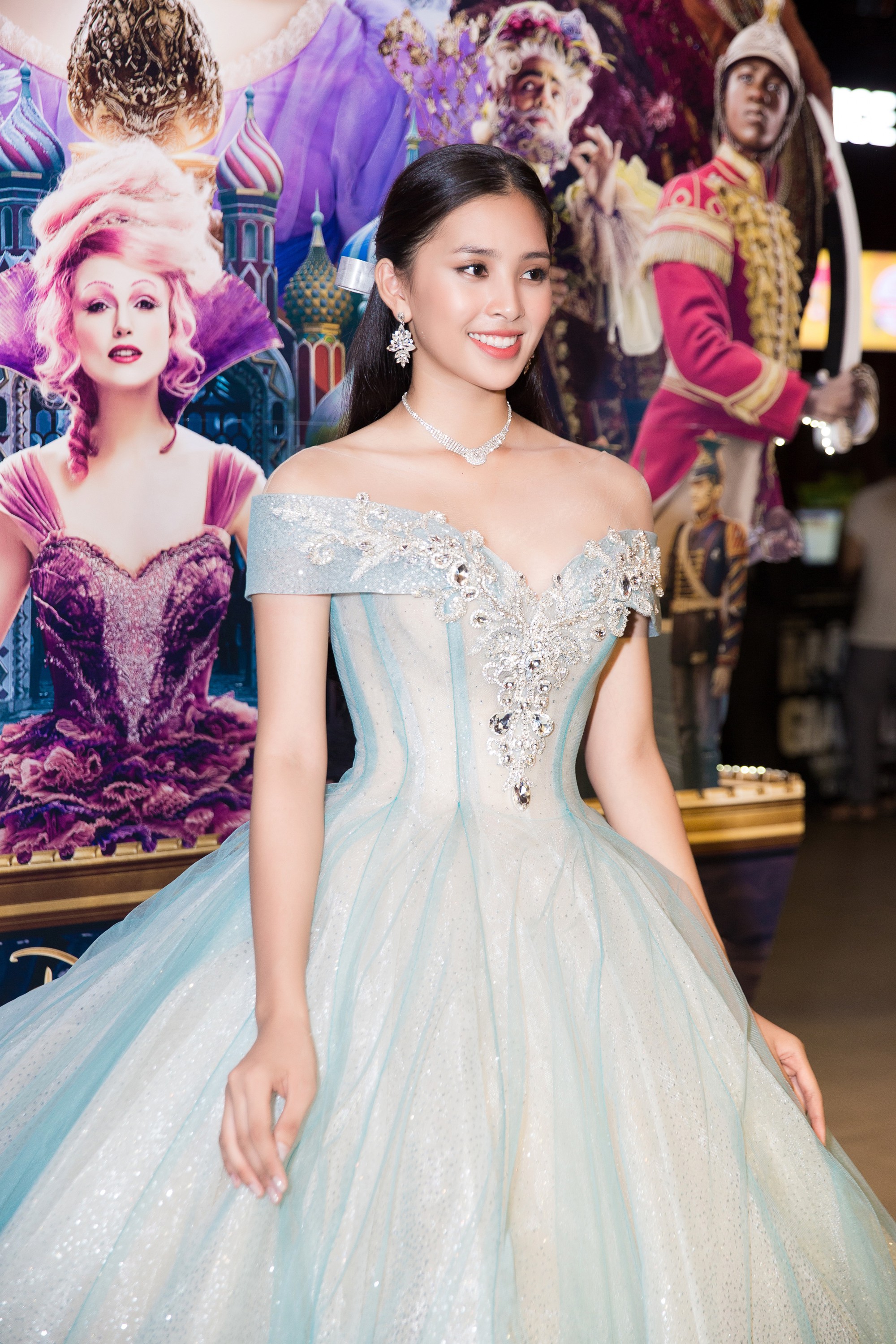 Hoa hậu Tiểu Vy gây choáng ngợp với chiếc váy công chúa trong họp báo: Lọ Lem cũng chỉ đẹp đến thế là cùng! - Ảnh 4. Hoa hậu Tiểu Vy gây choáng ngợp với chiếc váy công chúa trong họp báo: Lọ Lem cũng chỉ đẹp đến thế là cùng! - Ảnh 4.