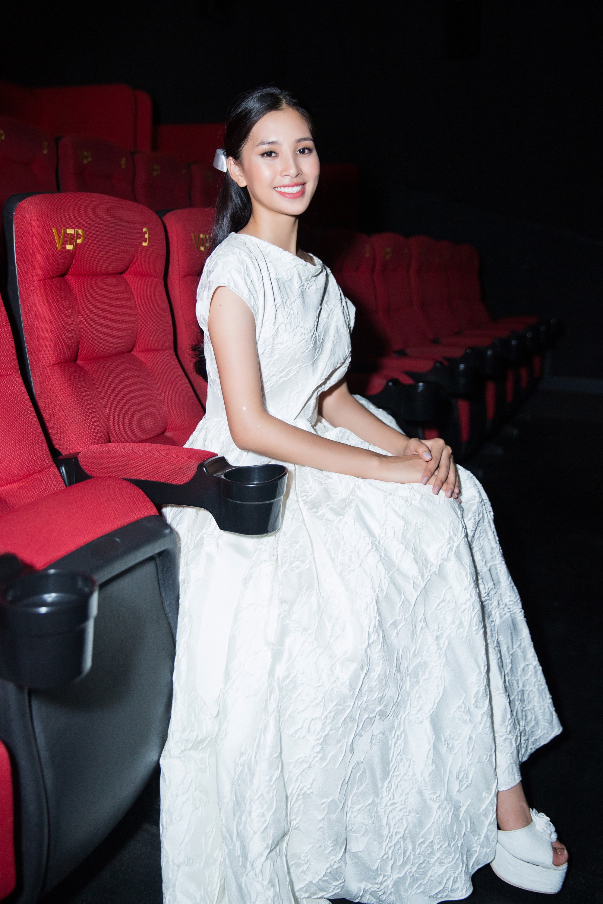 Hoa hậu Tiểu Vy gây choáng ngợp với chiếc váy công chúa trong họp báo: Lọ Lem cũng chỉ đẹp đến thế là cùng! - Ảnh 10. Hoa hậu Tiểu Vy gây choáng ngợp với chiếc váy công chúa trong họp báo: Lọ Lem cũng chỉ đẹp đến thế là cùng! - Ảnh 10.