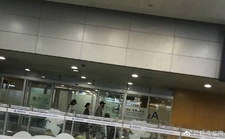 Đường Yên - La Tấn trông khá xa cách khi trở về Trung Quốc sau đám cưới hoành tráng tại Áo - Ảnh 1. Đường Yên - La Tấn trông khá xa cách khi trở về Trung Quốc sau đám cưới hoành tráng tại Áo - Ảnh 1.