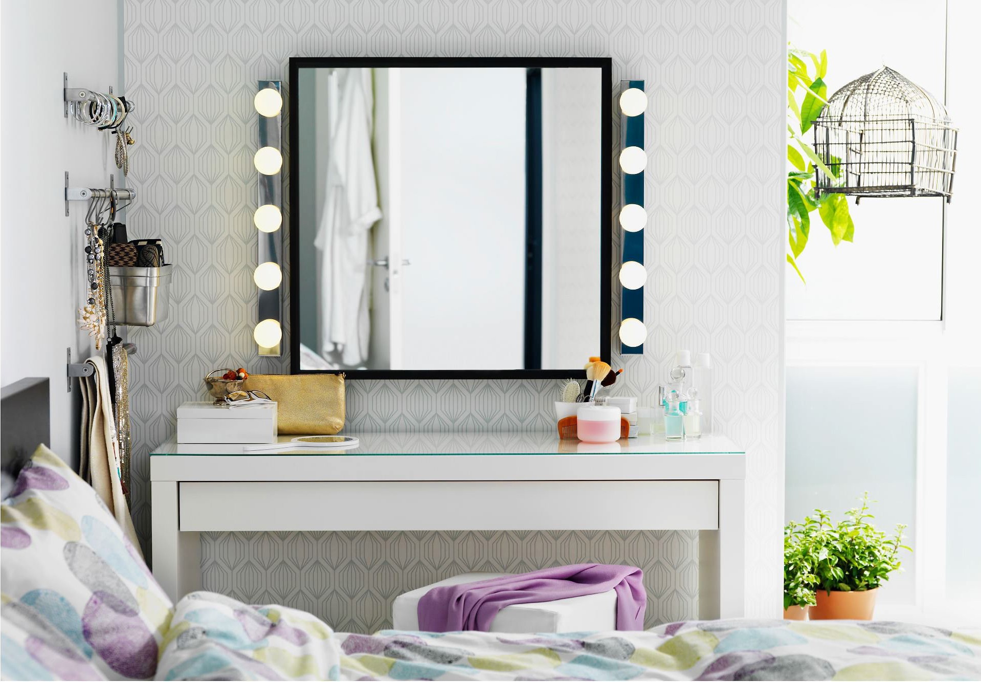 9 mẫu bàn trang điểm khiến chị em thích mê vì đẹp như mơ lại còn đa chức năng - Ảnh 6. 9 mẫu bàn trang điểm khiến chị em thích mê vì đẹp như mơ lại còn đa chức năng - Ảnh 6.