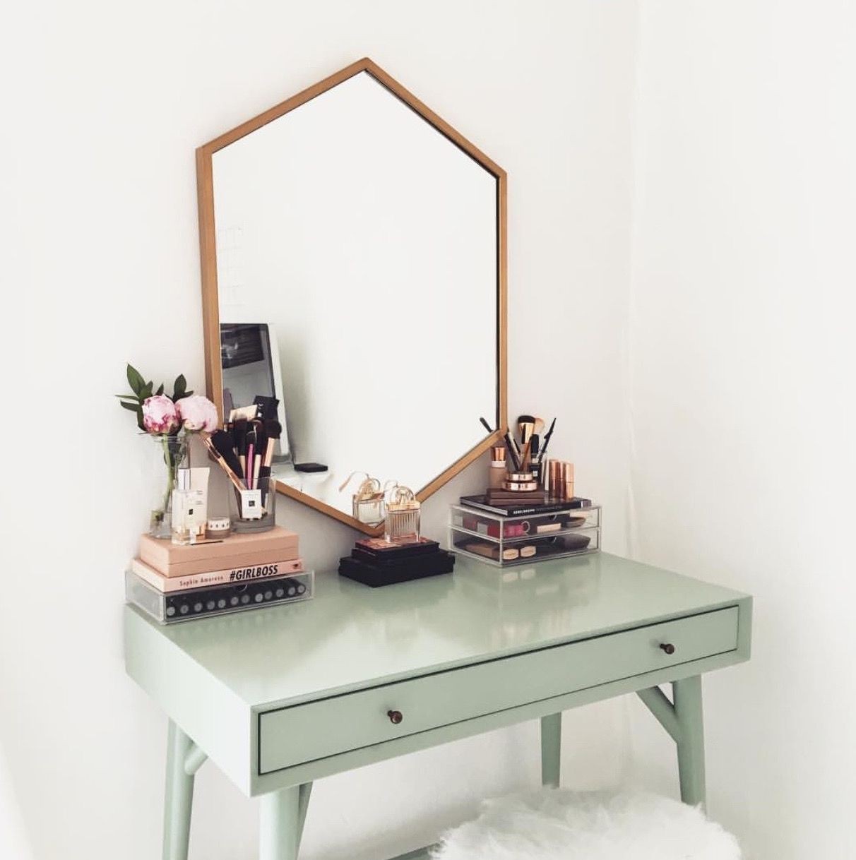 9 mẫu bàn trang điểm khiến chị em thích mê vì đẹp như mơ lại còn đa chức năng - Ảnh 3. 9 mẫu bàn trang điểm khiến chị em thích mê vì đẹp như mơ lại còn đa chức năng - Ảnh 3.