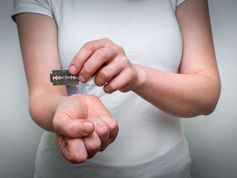 Hương Tràm tự bóc da tay đến nỗi rỉ máu: Bác sĩ cảnh báo về hội chứng vô cùng nguy hiểm - Ảnh 2. Hương Tràm tự bóc da tay đến nỗi rỉ máu: Bác sĩ cảnh báo về hội chứng vô cùng nguy hiểm - Ảnh 2.