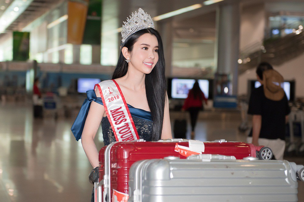 Huỳnh Vy rạng rỡ đội vương miện Miss Tourism Queen Worldwide 2018 trở về nước - Ảnh 3. Huỳnh Vy rạng rỡ đội vương miện Miss Tourism Queen Worldwide 2018 trở về nước - Ảnh 3.