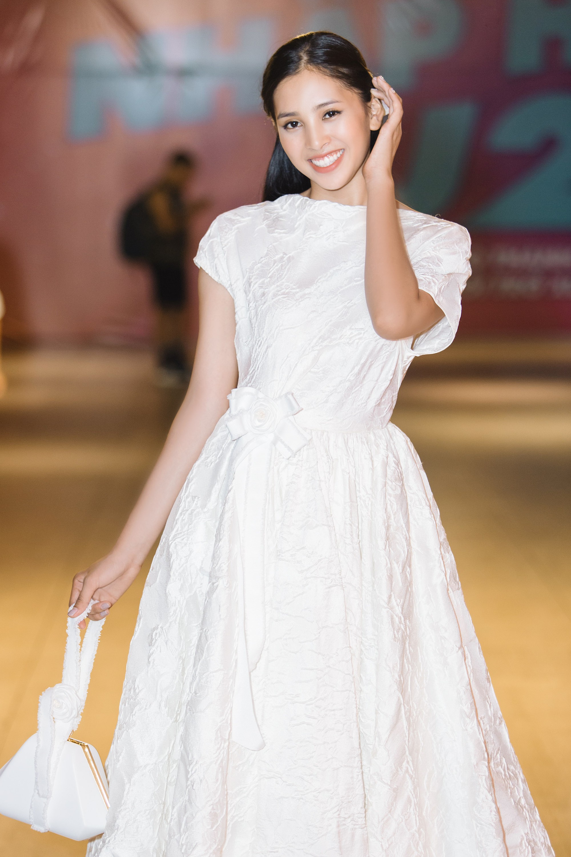 Hoa hậu Tiểu Vy gây choáng ngợp với chiếc váy công chúa trong họp báo: Lọ Lem cũng chỉ đẹp đến thế là cùng! - Ảnh 8. Hoa hậu Tiểu Vy gây choáng ngợp với chiếc váy công chúa trong họp báo: Lọ Lem cũng chỉ đẹp đến thế là cùng! - Ảnh 8.