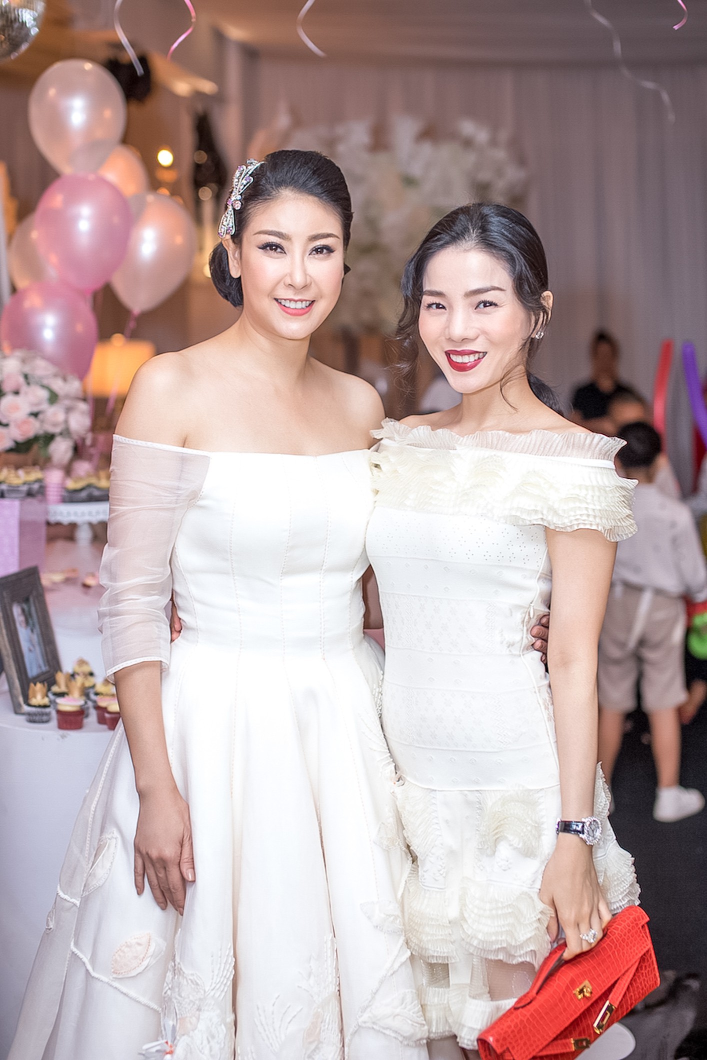 Sau khi tháo sụn mũi vì sợ hoại tử, Lệ Quyên rạng rỡ đi dự sinh nhật con gái Hoa hậu Hà Kiều Anh - Ảnh 2. Sau khi tháo sụn mũi vì sợ hoại tử, Lệ Quyên rạng rỡ đi dự sinh nhật con gái Hoa hậu Hà Kiều Anh - Ảnh 2.