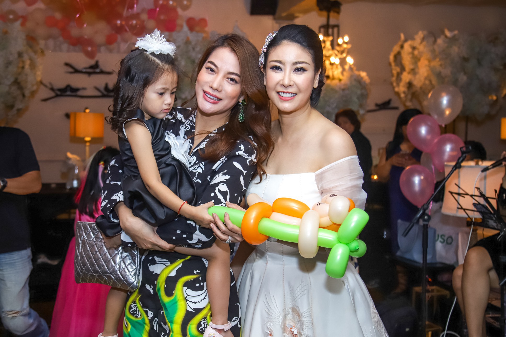 Sau khi tháo sụn mũi vì sợ hoại tử, Lệ Quyên rạng rỡ đi dự sinh nhật con gái Hoa hậu Hà Kiều Anh - Ảnh 7. Sau khi tháo sụn mũi vì sợ hoại tử, Lệ Quyên rạng rỡ đi dự sinh nhật con gái Hoa hậu Hà Kiều Anh - Ảnh 7.