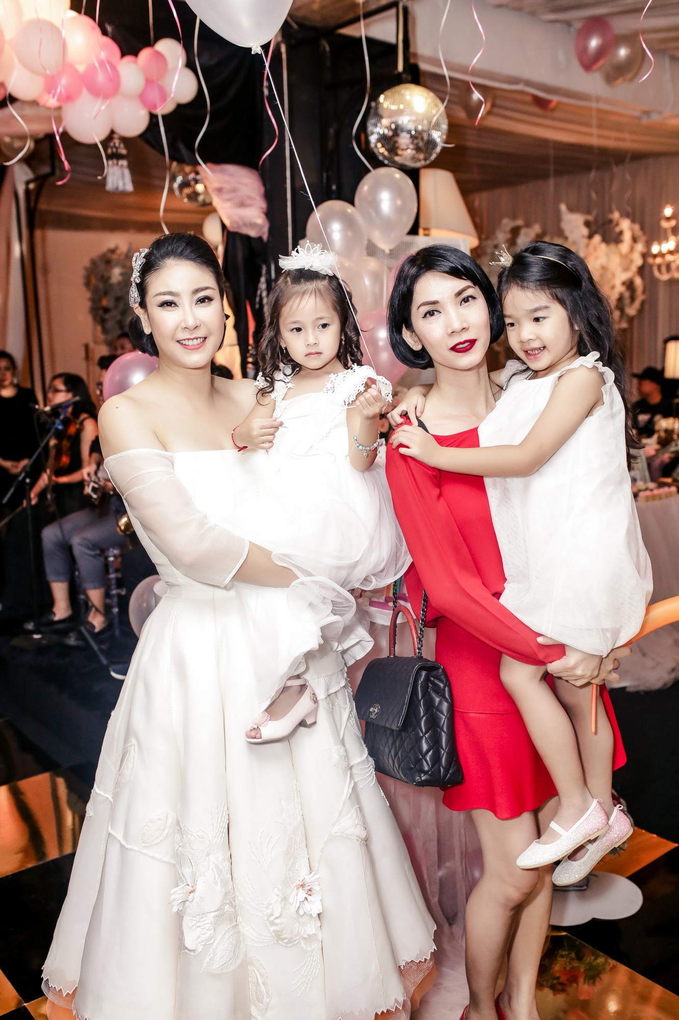 Sau khi tháo sụn mũi vì sợ hoại tử, Lệ Quyên rạng rỡ đi dự sinh nhật con gái Hoa hậu Hà Kiều Anh - Ảnh 8. Sau khi tháo sụn mũi vì sợ hoại tử, Lệ Quyên rạng rỡ đi dự sinh nhật con gái Hoa hậu Hà Kiều Anh - Ảnh 8.