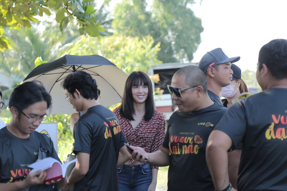 Làm gái quê ế chồng, Ngọc Trinh chính thức tái xuất màn ảnh rộng sau Vòng eo 56 - Ảnh 6. Làm gái quê ế chồng, Ngọc Trinh chính thức tái xuất màn ảnh rộng sau Vòng eo 56 - Ảnh 6.