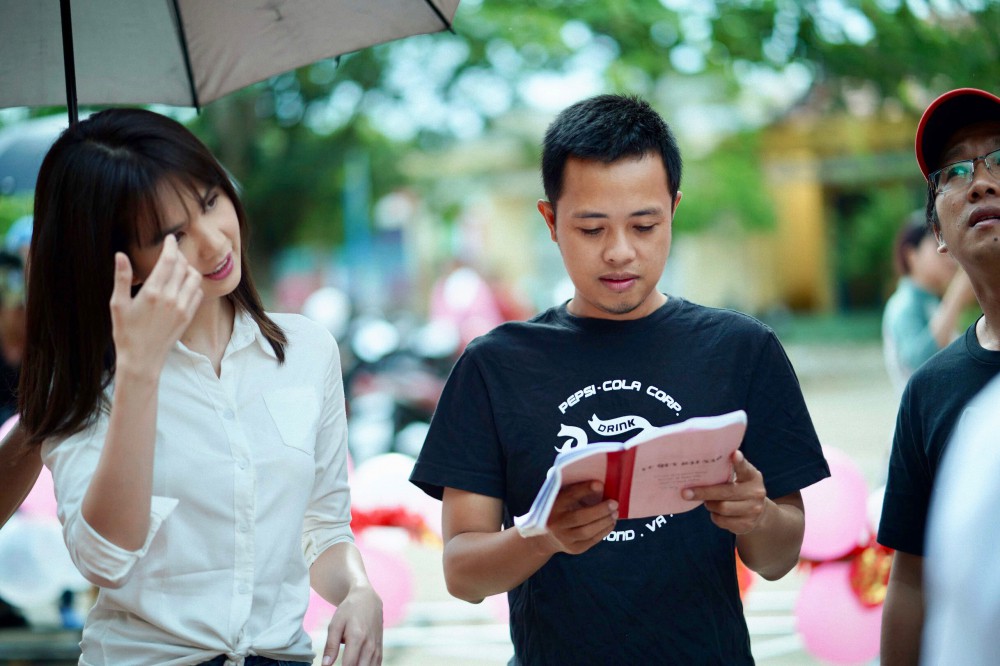 Làm gái quê ế chồng, Ngọc Trinh chính thức tái xuất màn ảnh rộng sau Vòng eo 56 - Ảnh 8. Làm gái quê ế chồng, Ngọc Trinh chính thức tái xuất màn ảnh rộng sau Vòng eo 56 - Ảnh 8.