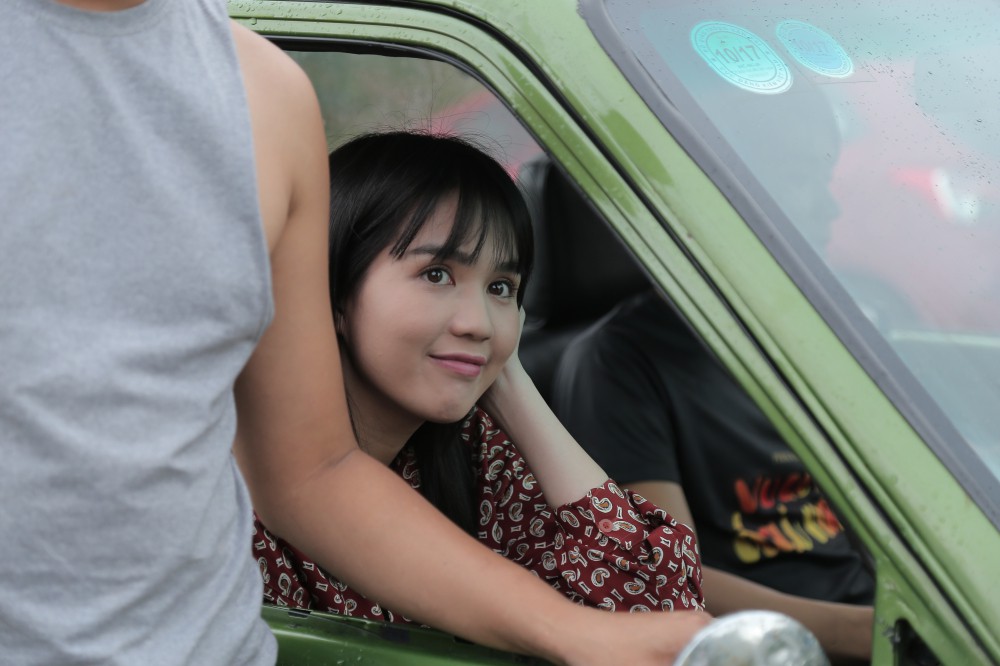 Làm gái quê ế chồng, Ngọc Trinh chính thức tái xuất màn ảnh rộng sau Vòng eo 56 - Ảnh 9. Làm gái quê ế chồng, Ngọc Trinh chính thức tái xuất màn ảnh rộng sau Vòng eo 56 - Ảnh 9.