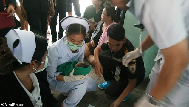 Vừa mới ch&agrave;o đời, b&eacute; trai c&ograve;n nguy&ecirc;n d&acirc;y rốn bị mẹ n&eacute;m từ tầng 5, may mắn sống s&oacute;t nhờ những t&agrave;u l&aacute; chuối - Ảnh 4.