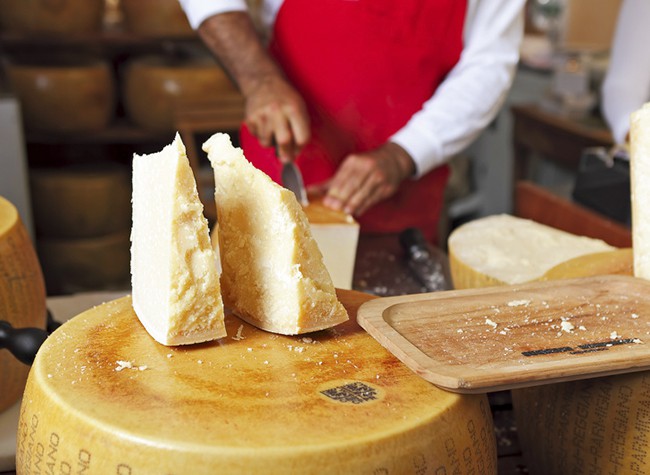 8 quy tắc ăn uống &ocirc;i thật bất ngờ cần ch&uacute; &yacute; khi du lịch nước ngo&agrave;i - Ảnh 3.