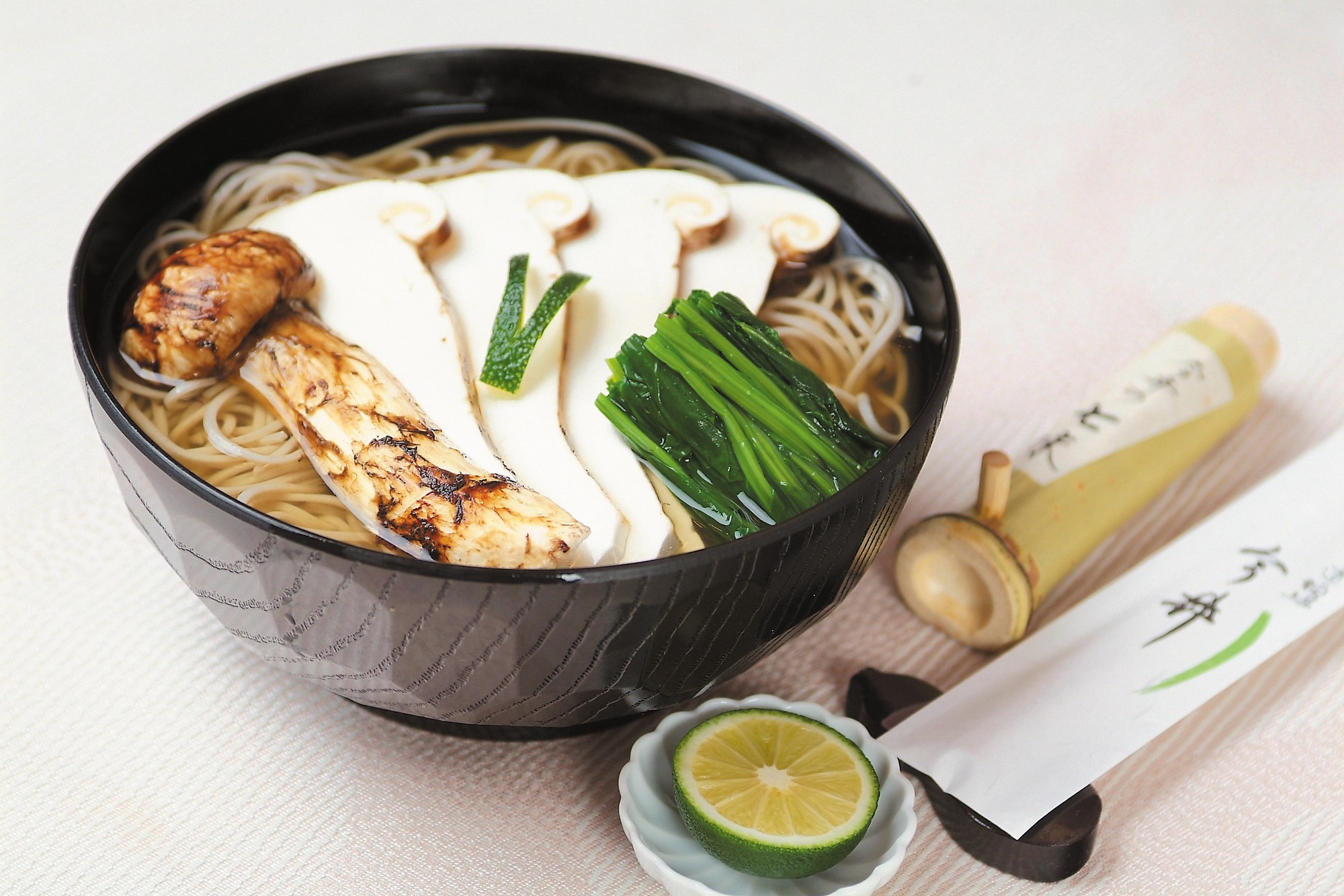 Khám phá matsutake - loại nấm đắt nhất thế giới mang trọn vẹn hương vị mùa thu Nhật Bản, 50 triệu/kg mà vẫn cháy hàng - Ảnh 3. Khám phá matsutake - loại nấm đắt nhất thế giới mang trọn vẹn hương vị mùa thu Nhật Bản, 50 triệu/kg mà vẫn cháy hàng - Ảnh 3.