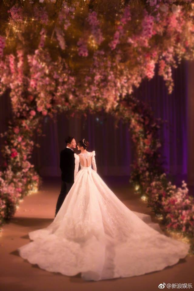 Những hình ảnh chính thức trong đám cưới Đường Yên - La Tấn được hé l? title=