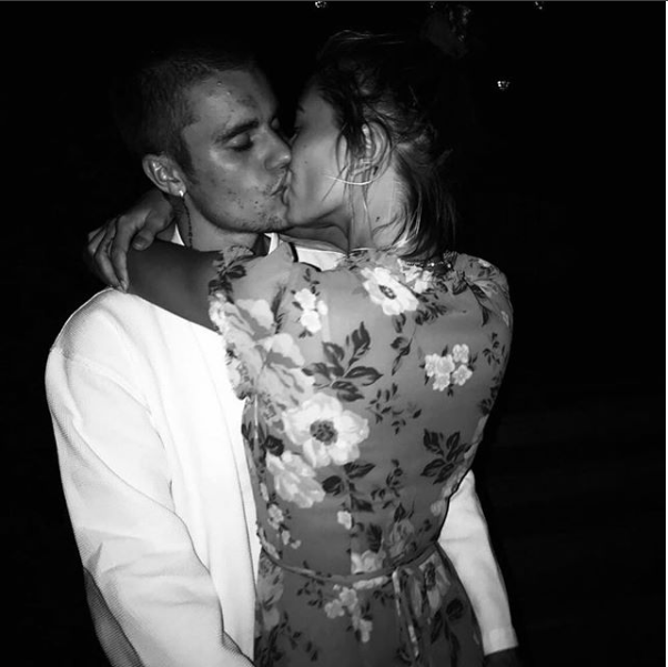 Đăng ảnh h&ocirc;n say đắm Hailey Baldwin, Justin Bieber gọi người y&ecirc;u bằng biệt danh ngọt ng&agrave;o n&agrave;y - Ảnh 1.