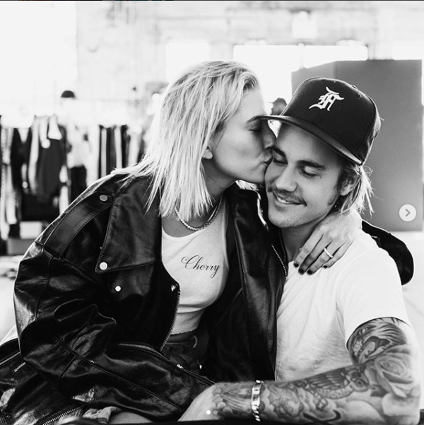 Đăng ảnh h&ocirc;n say đắm Hailey Baldwin, Justin Bieber gọi người y&ecirc;u bằng biệt danh ngọt ng&agrave;o n&agrave;y - Ảnh 3.