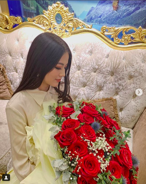 Chỉ một h&agrave;nh động nhỏ cũng đủ thấy Nguyễn Phương Kh&aacute;nh được cựu Hoa hậu Tr&aacute;i Đất 2017 ưu &aacute;i đến thế n&agrave;o - Ảnh 1.