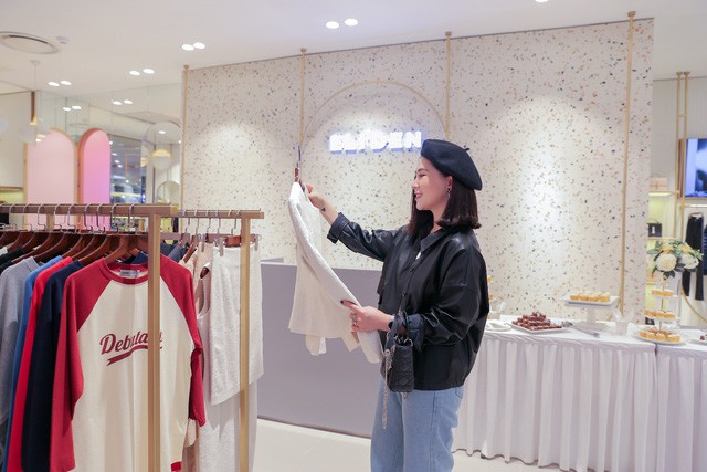 Kh&aacute;nh Linh, Đồng &Aacute;nh Quỳnh hội ngộ, đọ d&aacute;ng quyến rũ tại buổi khai trương New Lotte - Ảnh 10.