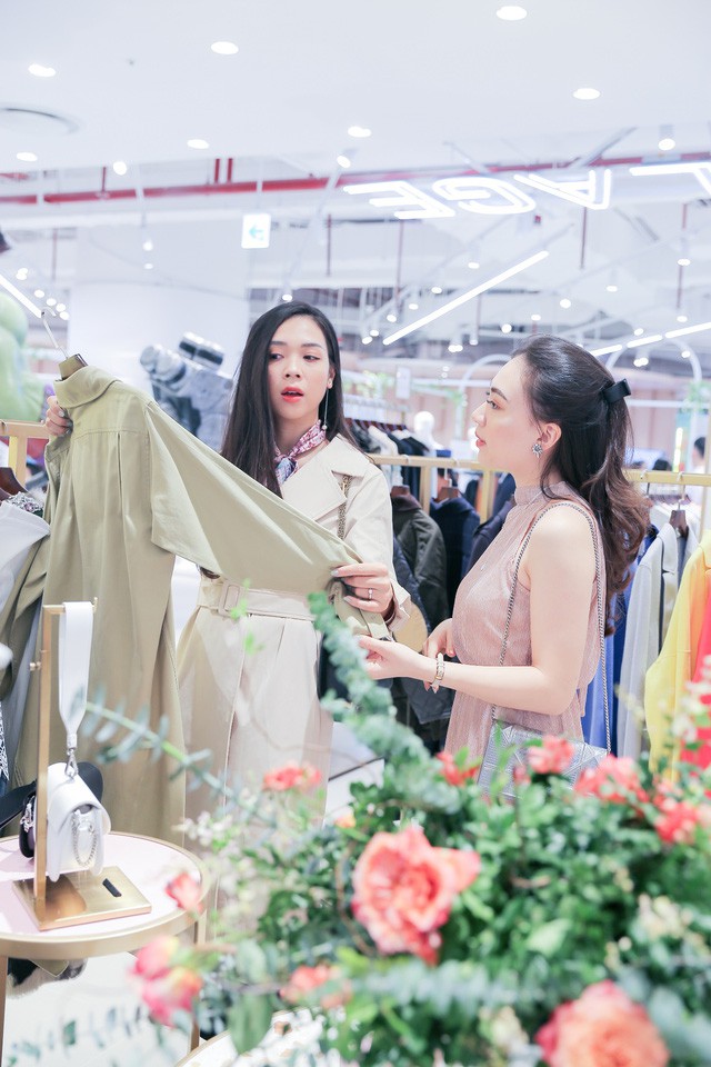 Kh&aacute;nh Linh, Đồng &Aacute;nh Quỳnh hội ngộ, đọ d&aacute;ng quyến rũ tại buổi khai trương New Lotte - Ảnh 11.