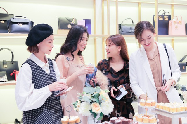 Kh&aacute;nh Linh, Đồng &Aacute;nh Quỳnh hội ngộ, đọ d&aacute;ng quyến rũ tại buổi khai trương New Lotte - Ảnh 5.