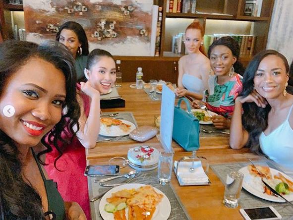 Tiểu Vy khoe ảnh hẹn h&ograve; c&ugrave;ng c&aacute;c th&iacute; sinh Miss World 2018, nhận được v&ocirc; số lời khen v&igrave; nhan sắc nổi bật - Ảnh 1.