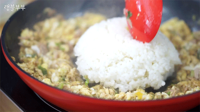 Cơm nguội khô khốc bạn cũng có thể biến thành món ăn sang chảnh kiểu Hàn Quốc nhờ cách làm đơn giản này - Ảnh 6.