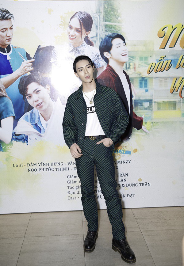 Nhan sắc của Erik h&igrave;nh như đ&atilde; đạt cảnh giới mới: như tạc tượng, nhưng lại l&agrave; tượng s&aacute;p! - Ảnh 1.