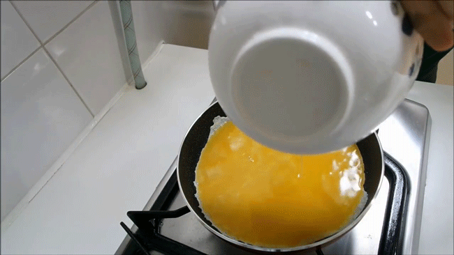 Vẫn là món trứng chiên nhưng tôi biến tấu cho thêm ít nguyên liệu này vào, nào ngờ món ăn ngon hơn rất nhiều - Ảnh 3. Vẫn là món trứng chiên nhưng tôi biến tấu cho thêm ít nguyên liệu này vào, nào ngờ món ăn ngon hơn rất nhiều - Ảnh 3.