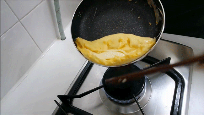 Vẫn là món trứng chiên nhưng tôi biến tấu cho thêm ít nguyên liệu này vào, nào ngờ món ăn ngon hơn rất nhiều - Ảnh 5. Vẫn là món trứng chiên nhưng tôi biến tấu cho thêm ít nguyên liệu này vào, nào ngờ món ăn ngon hơn rất nhiều - Ảnh 5.