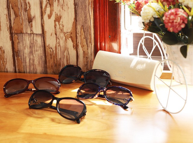 Black Friday, phái đẹp rủ nhau đi sắm đồng hồ, kính mắt thời trang giảm giá tới 40% - Ảnh 1. Black Friday, phái đẹp rủ nhau đi sắm đồng hồ, kính mắt thời trang giảm giá tới 40% - Ảnh 1.
