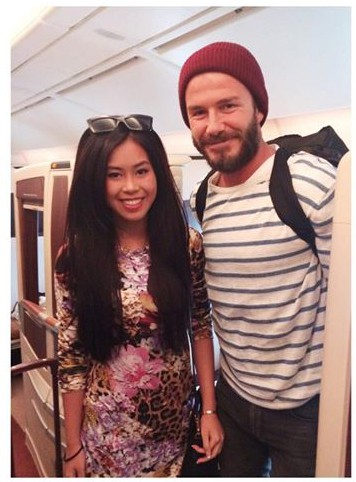 Em chồng H&agrave; Tăng - Thảo Ti&ecirc;n c&ugrave;ng mẹ gặp lại David Beckham tại Singapore - Ảnh 2.