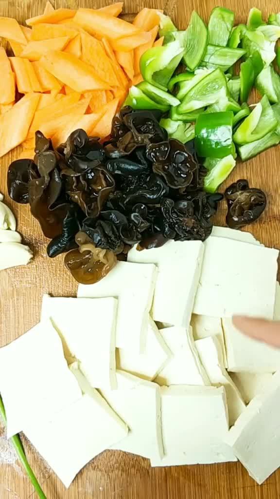 Được đầu bếp nh&agrave; h&agrave;ng chỉ cho c&aacute;ch l&agrave;m m&oacute;n đậu hũ chi&ecirc;n ngon tuyệt phẩm, cả nh&agrave; ăn xong ai cũng khen nức nở - Ảnh 1.