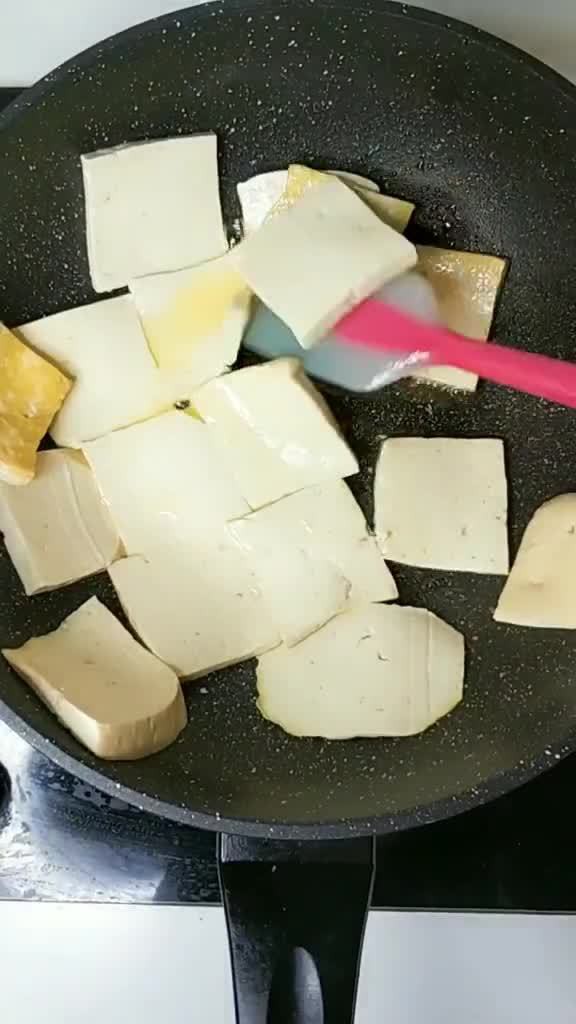 Được đầu bếp nh&agrave; h&agrave;ng chỉ cho c&aacute;ch l&agrave;m m&oacute;n đậu hũ chi&ecirc;n ngon tuyệt phẩm, cả nh&agrave; ăn xong ai cũng khen nức nở - Ảnh 2.