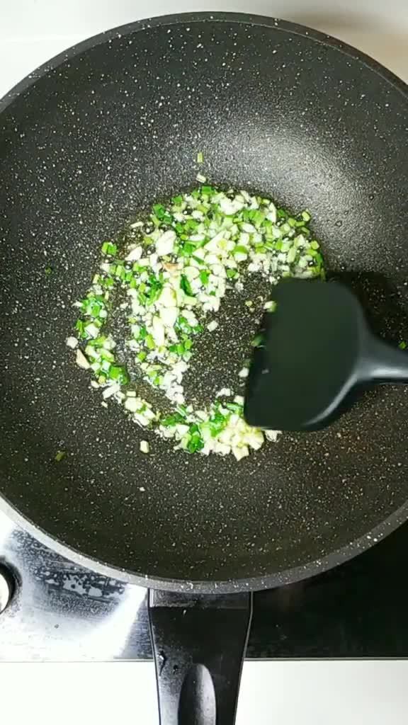 Được đầu bếp nh&agrave; h&agrave;ng chỉ cho c&aacute;ch l&agrave;m m&oacute;n đậu hũ chi&ecirc;n ngon tuyệt phẩm, cả nh&agrave; ăn xong ai cũng khen nức nở - Ảnh 3.