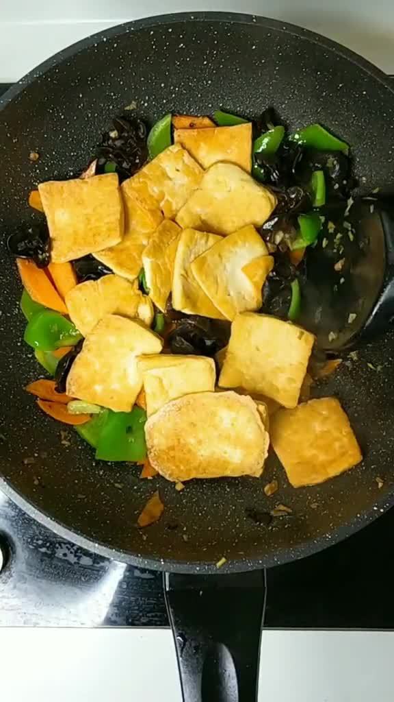 Được đầu bếp nh&agrave; h&agrave;ng chỉ cho c&aacute;ch l&agrave;m m&oacute;n đậu hũ chi&ecirc;n ngon tuyệt phẩm, cả nh&agrave; ăn xong ai cũng khen nức nở - Ảnh 4.