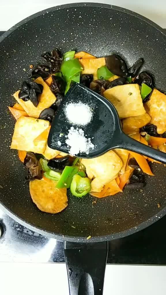 Được đầu bếp nh&agrave; h&agrave;ng chỉ cho c&aacute;ch l&agrave;m m&oacute;n đậu hũ chi&ecirc;n ngon tuyệt phẩm, cả nh&agrave; ăn xong ai cũng khen nức nở - Ảnh 5.