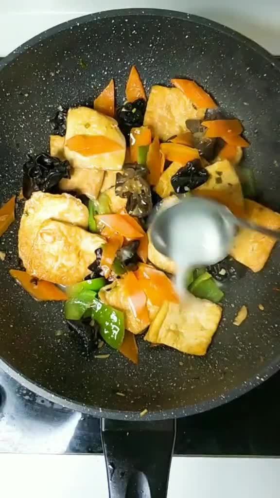 Được đầu bếp nh&agrave; h&agrave;ng chỉ cho c&aacute;ch l&agrave;m m&oacute;n đậu hũ chi&ecirc;n ngon tuyệt phẩm, cả nh&agrave; ăn xong ai cũng khen nức nở - Ảnh 6.