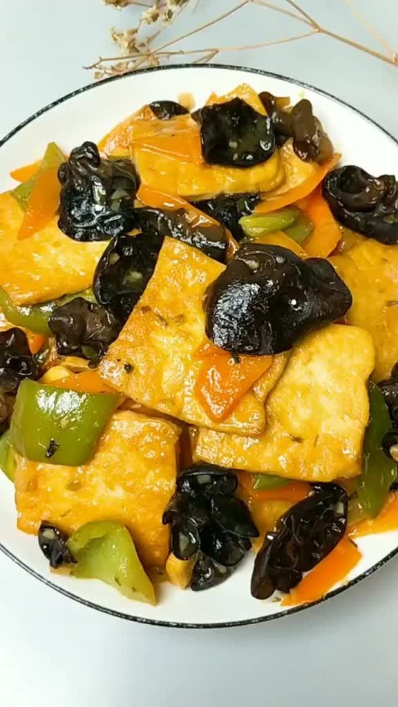 Được đầu bếp nh&agrave; h&agrave;ng chỉ cho c&aacute;ch l&agrave;m m&oacute;n đậu hũ chi&ecirc;n ngon tuyệt phẩm, cả nh&agrave; ăn xong ai cũng khen nức nở - Ảnh 7.