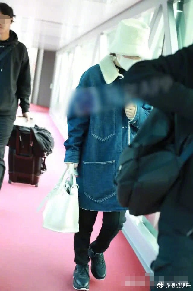 Triệu Lệ Dĩnh diện &aacute;o rộng th&ugrave;ng th&igrave;nh che v&ograve;ng 2, kh&ocirc;ng c&ocirc;ng khai nắm tay Ph&ugrave;ng Thiệu Phong để tr&aacute;nh ch&uacute; &yacute; - Ảnh 3.