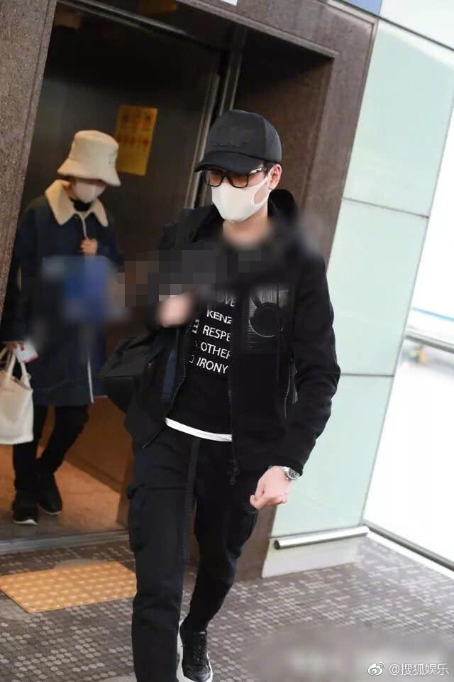 Triệu Lệ Dĩnh diện &aacute;o rộng th&ugrave;ng th&igrave;nh che v&ograve;ng 2, kh&ocirc;ng c&ocirc;ng khai nắm tay Ph&ugrave;ng Thiệu Phong để tr&aacute;nh ch&uacute; &yacute; - Ảnh 4.