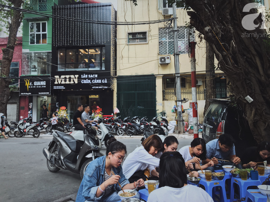 Ấm l&ograve;ng b&uacute;n ziu căm th&ugrave; giữa phố cổ H&agrave; Nội, qu&aacute;n 30 năm n&eacute;p m&igrave;nh dưới gốc đa vẫn nườm nượp kh&aacute;ch - Ảnh 6.